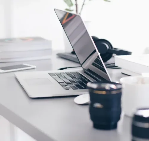 Ordinateur sur un bureau avec un casque et un téléphone