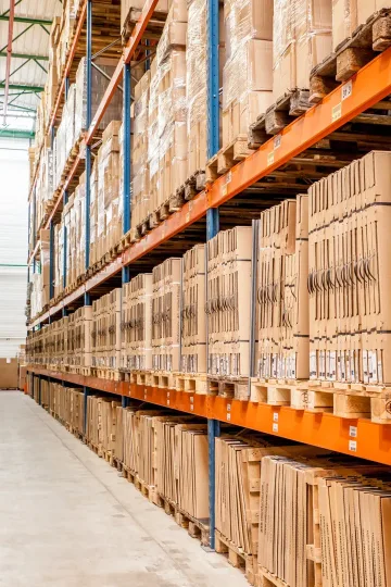 Plusieurs rack de cartons dans un entrepôt